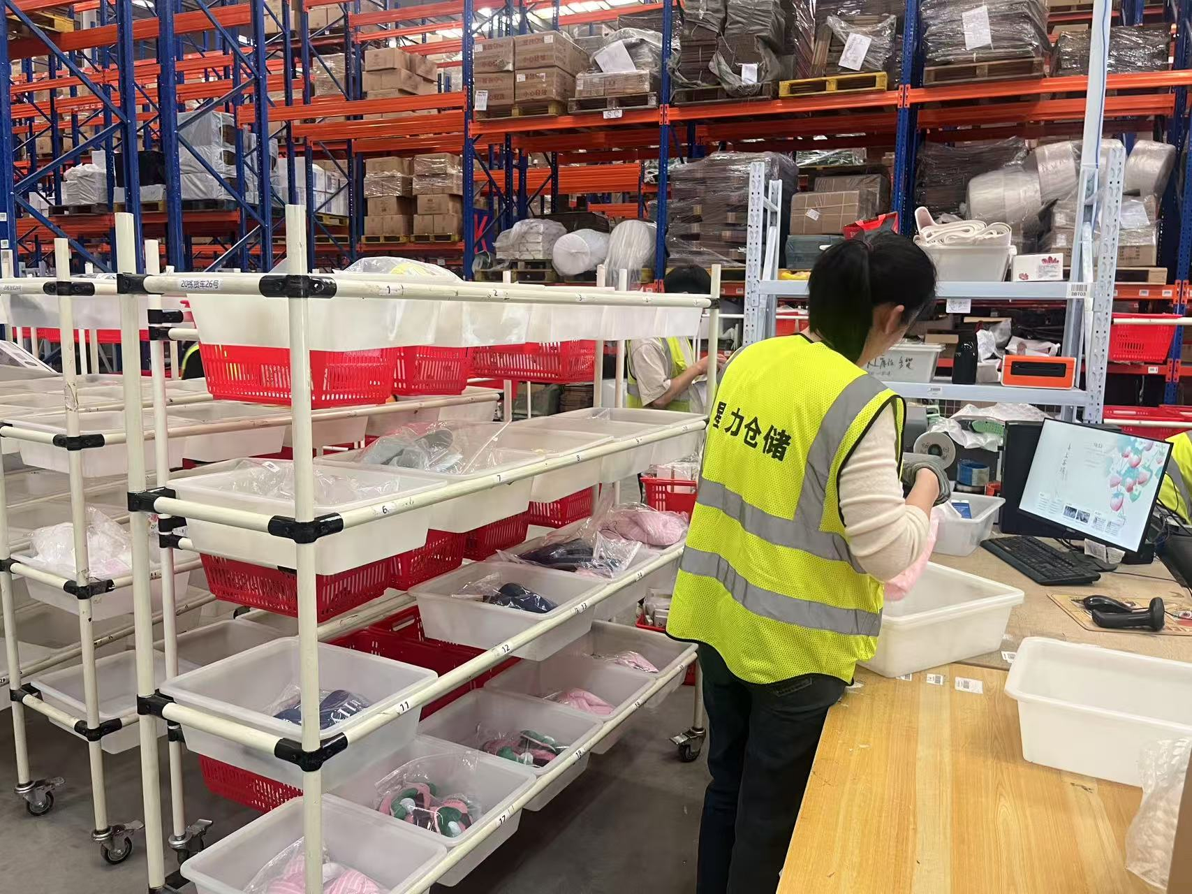 智能云仓的“波次拣选”和“货到人”是什么意思